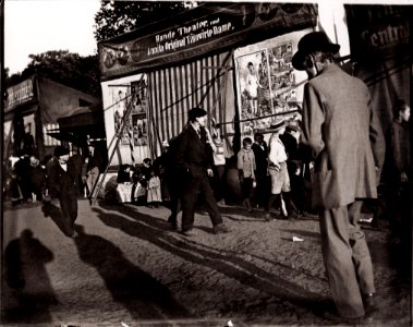 Zille, Heinrich - Rummel, vor dem Hunde-Theater (Zeno Fotografie)