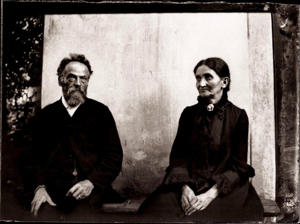 Zille, Heinrich - Familie und Lebensbereich, Heinrich Zilles Eltern vor ihrem Haus in Rummelsburg (Zeno Fotografie)