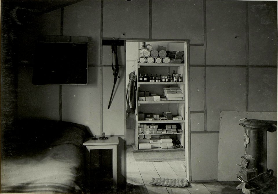 Zimmer des Kommandanten und Apotheke in der mobilen Feld-Hilfsstation in Hermagor. (BildID 15469614)