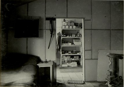 Zimmer des Kommandanten und Apotheke in der mobilen Feld-Hilfsstation in Hermagor. (BildID 15469614)