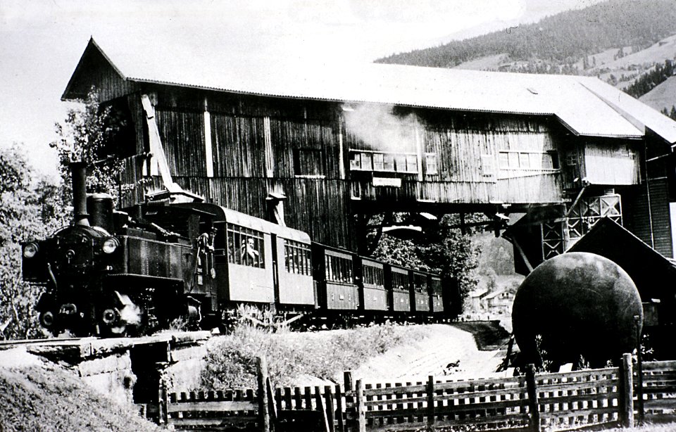 Zillertalbahn bei der Verladestation Magnesitbergwerk Tux