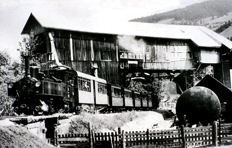 Zillertalbahn bei der Verladestation Magnesitbergwerk Tux