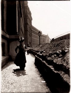 Zille, Heinrich - Berlin – Straßen und Straßenszenen, vor dem Polizeipräsidium (Zeno Fotografie)