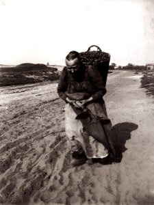 Zille, Heinrich - Charlottenburg – Reisigsammlerinnen, Frau mit laubgefüllter Kippe (Zeno Fotografie)