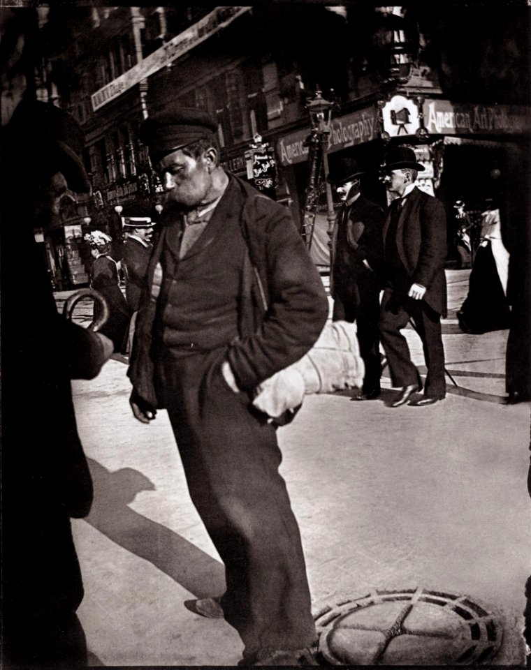 Zille, Heinrich - Berlin – Straßen und Straßenszenen, auf einer Kreuzung der Friedrichstraße (Zeno Fotografie)
