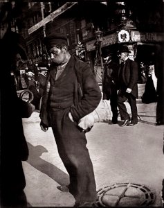 Zille, Heinrich - Berlin – Straßen und Straßenszenen, auf einer Kreuzung der Friedrichstraße (Zeno Fotografie)