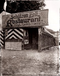Zille, Heinrich - Rummel, Eingang zum Festzelt (Zeno Fotografie)