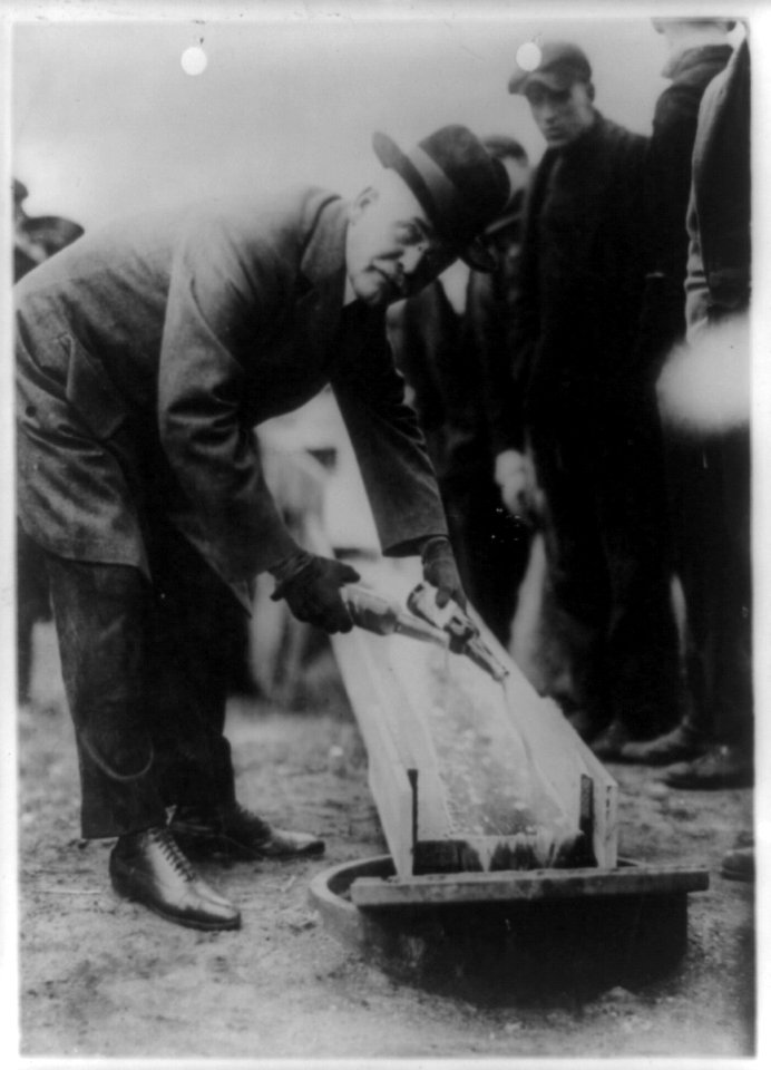 Zion City, Ill., destroys 80,000 pint bottles of beer LCCN88715937