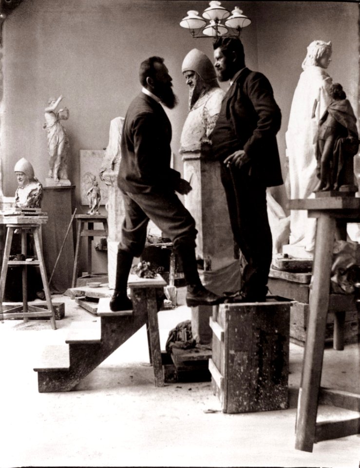 Zille, Heinrich - Künstlerkollegen und Ateliers, Heinrich Zille steht August Kraus Modell für die Büste des Wedigo von Plotho (Zeno Fotografie)