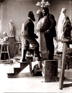 Zille, Heinrich - Künstlerkollegen und Ateliers, Heinrich Zille steht August Kraus Modell für die Büste des Wedigo von Plotho (Zeno Fotografie)
