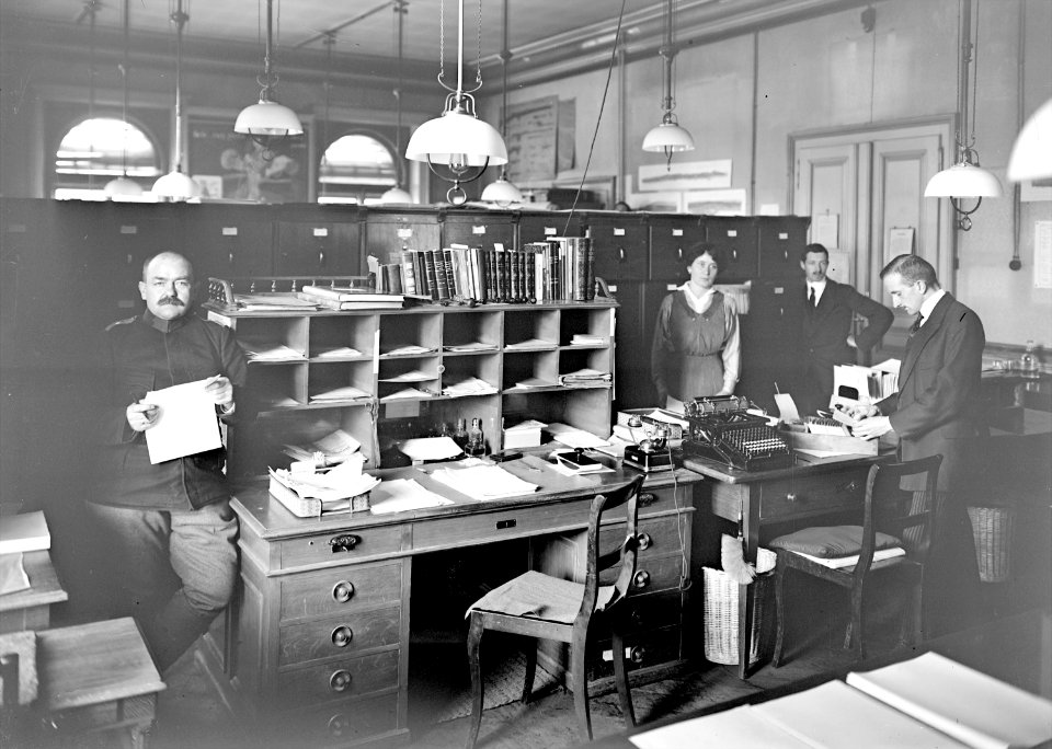 Zivile Mitarbeiter in einem Büro eines Stabes - CH-BAR - 3240174