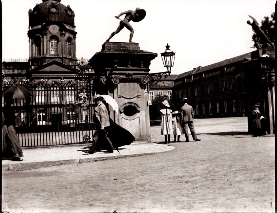 Zille, Heinrich - Berlin – Straßen und Straßenszenen, am Tor des Charlottenburger Schlosses (Zeno Fotografie)