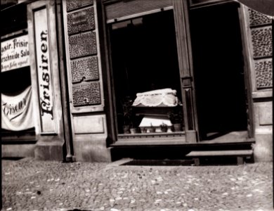 Zille, Heinrich - Berlin – Straßen und Straßenszenen, Sargmagazin Thanatos. Berlin, Holzmarktstraße 45 (Zeno Fotografie)