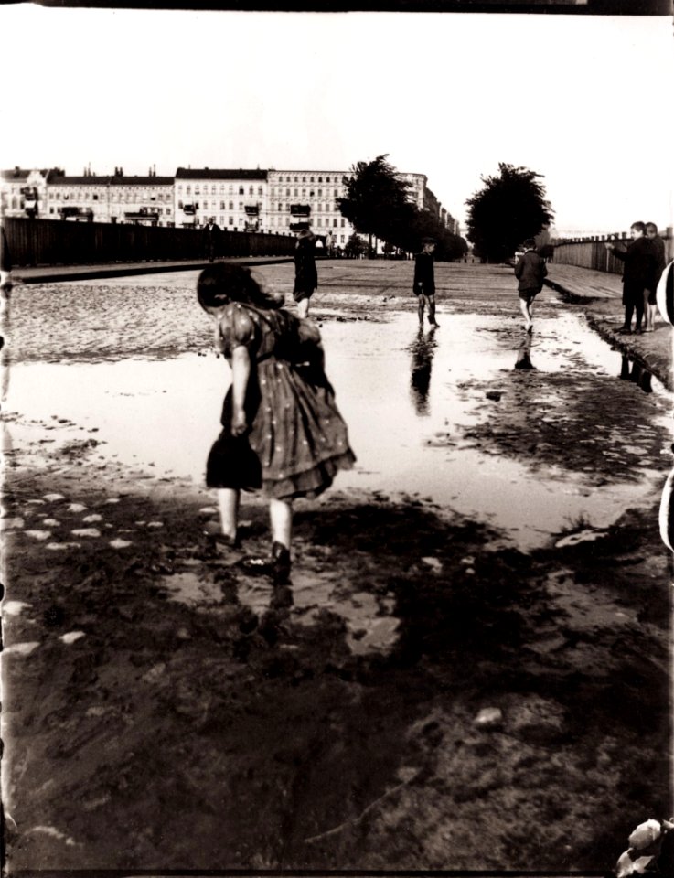 Zille, Heinrich - Kinder und Kinderspielplätze, Kinder auf der Knobelsdorff-Brücke (2) (Zeno Fotografie)