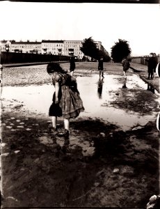 Zille, Heinrich - Kinder und Kinderspielplätze, Kinder auf der Knobelsdorff-Brücke (2) (Zeno Fotografie)