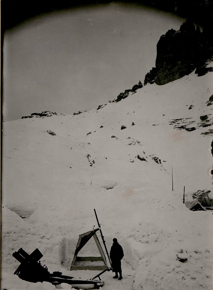 Zinnenplateau, Haubitze, im Hintergrund Schwalbenalpenkopf (BildID 15732992)