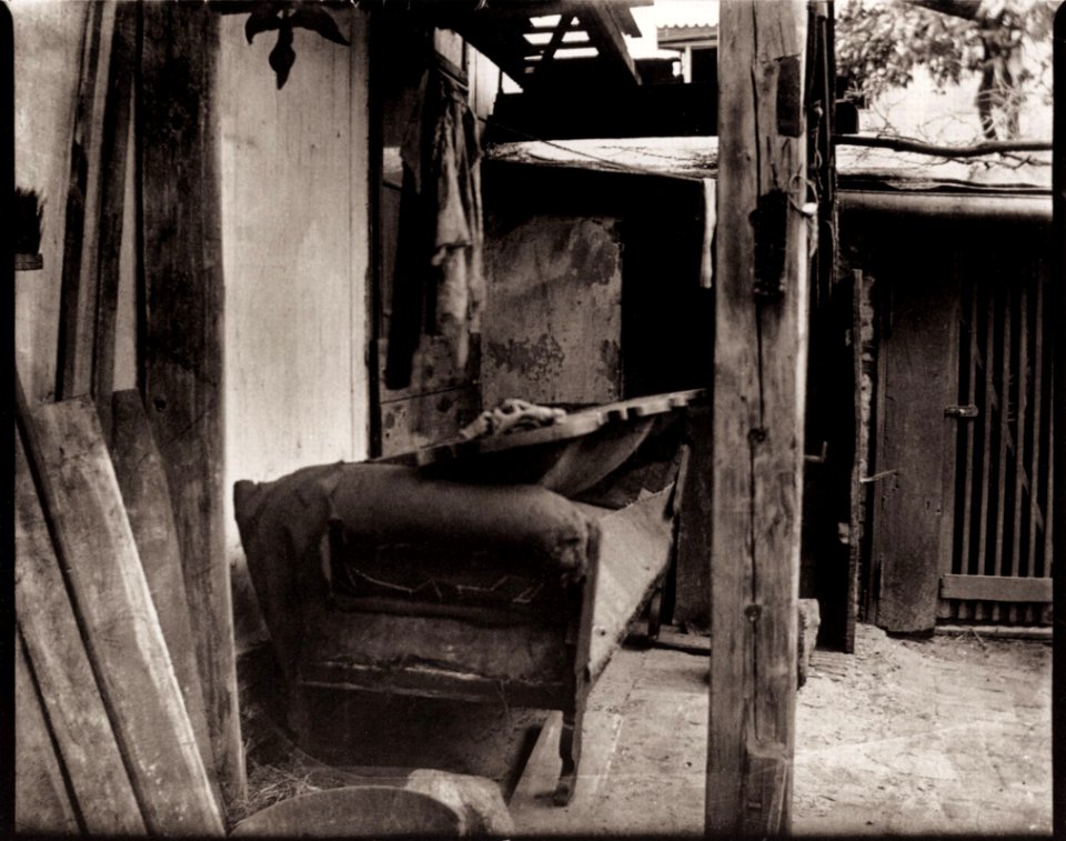 Zille, Heinrich - Ungewohnter Blick auf Gewohntes, Gerümpel hinterm Haus der Eltern in Rummelsburg (Zeno Fotografie)
