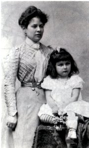 Zoe mit Mama Rosa nach 1900