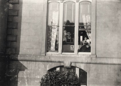 Zola, Francois Emile - Madame Zola im ersten Stock des Queen's Hotels (Zeno Fotografie)