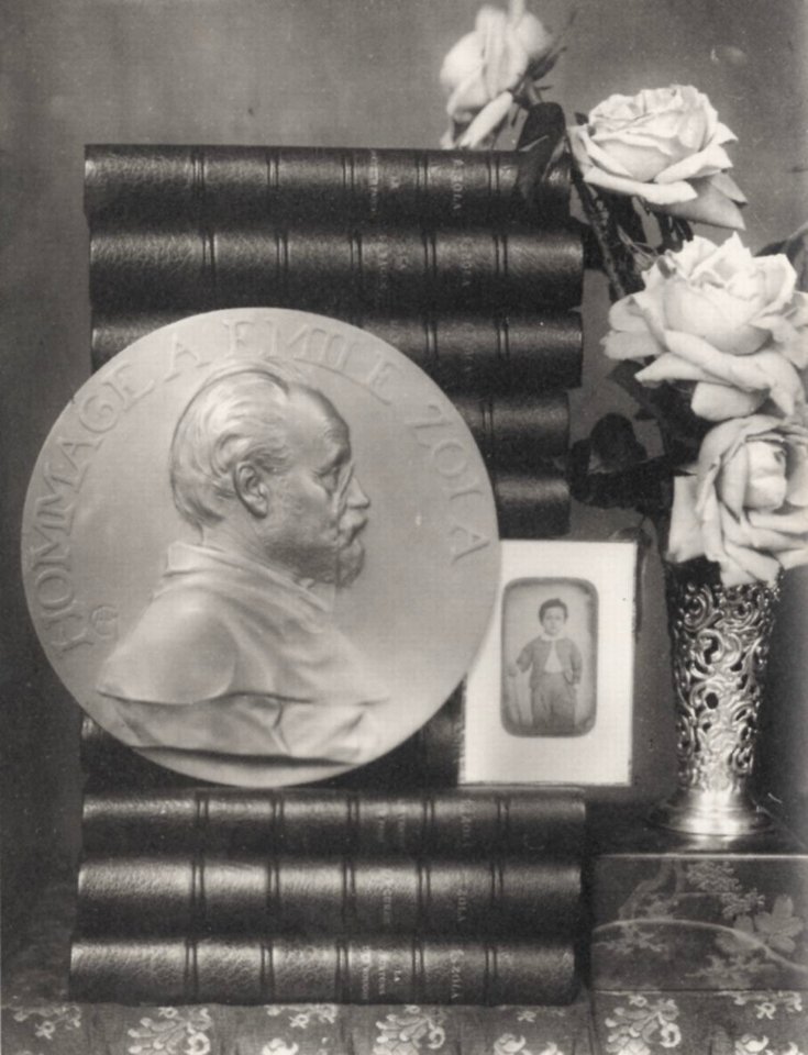 Zola, Francois Emile - Die Sammelbände der »Rougon-Macquart« hinter einer Plakette und einer Daguerreotypie des sechsjährigen Emile (Zeno Fotografie)