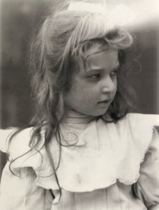 Zola, Francois Emile - Paulette Brulat, Tochter von Paul Brulat, der 1898 ein Buch über die Affäre veröffentlichte (Zeno Fotografie)
