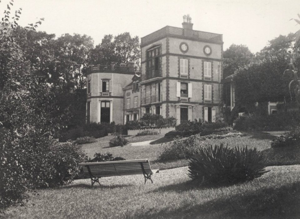 Zola, Francois Emile - Das Haus mit neuen Anbauten (Zeno Fotografie)