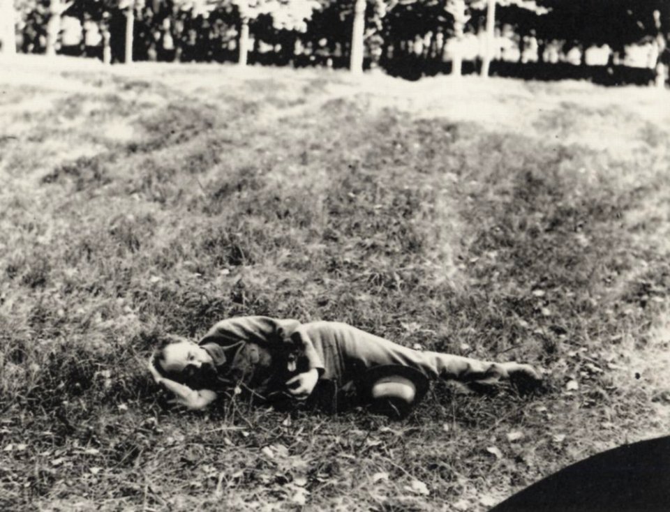 Zola, Francois Emile - Zola mit Pinpin im Gras (Zeno Fotografie)