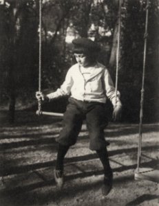 Zola, Francois Emile - Kind beim Spielen, aus dem Album »Histoire vraie« (2) (Zeno Fotografie)