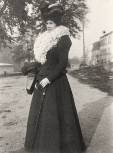 Zola, Francois Emile - Jeanne Rozerot, die »Jumelle Carpentier« haltend (Zeno Fotografie)