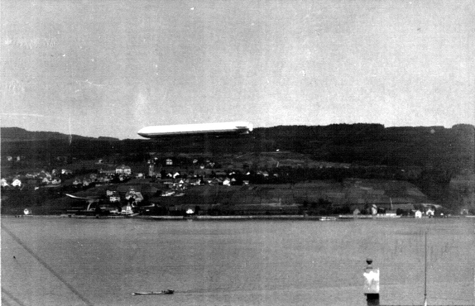 Zollikon mit Zeppelin