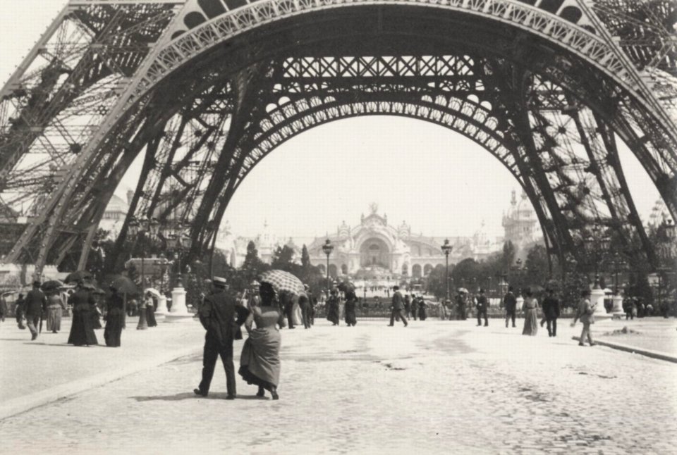 Zola, Francois Emile - Blick durch den Eiffelturm auf den »Elektrizitäts-Palast« (Zeno Fotografie)