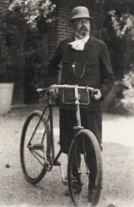 Zola, Francois Emile - Zola fährt mit dem Rad von Médan ab (Zeno Fotografie)