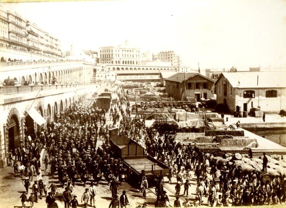 Zouaves embarquant à Alger pour le Tonkin (1895)