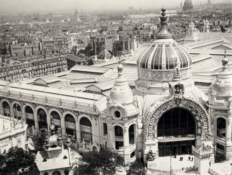 Zola, Francois Emile - Pavillon von Bergbau und Metallurgie. Links der Palais des Costumes; in der Ferne Notre Dame und der Dôme des Invalides (Zeno Fotografie)