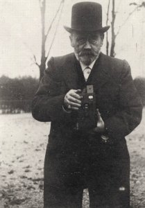 Zola, Francois Emile - Zola mit seiner »Box« (Zeno Fotografie)