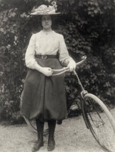 Zola, Francois Emile - Denise mit dem Rad, das der Vater ihr 1899 schenkte (Zeno Fotografie)