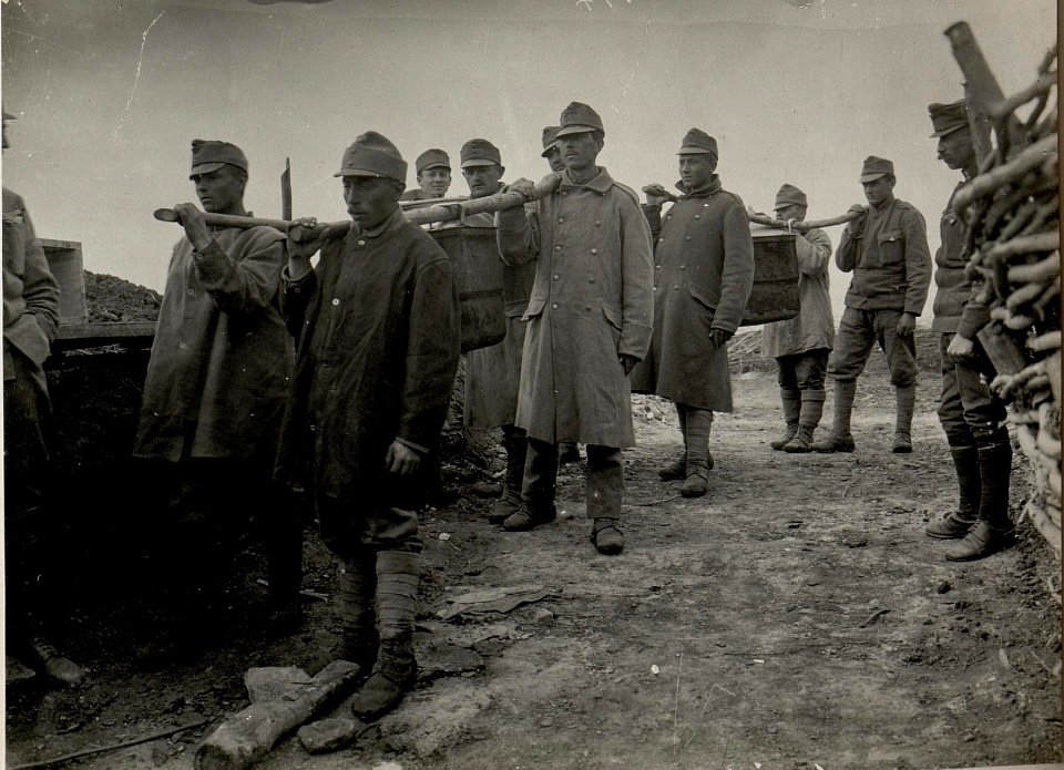Zubringer der Menage in die Schützengraben. Aufgenommen am 2.IV.1916. Inf.Rgt.Nro.52' (BildID 15536590)