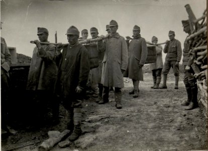Zubringer der Menage in die Schützengraben. Aufgenommen am 2.IV.1916. Inf.Rgt.Nro.52' (BildID 15536590)