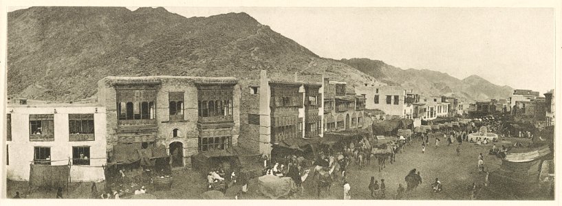 Zug der Pilger durch das Tal Muna nach der Ebene ʻArafât Der ummauerte Pfeiler ist der sog. Zweite Teufel (gamrat el wusṭā). LCCN96513617