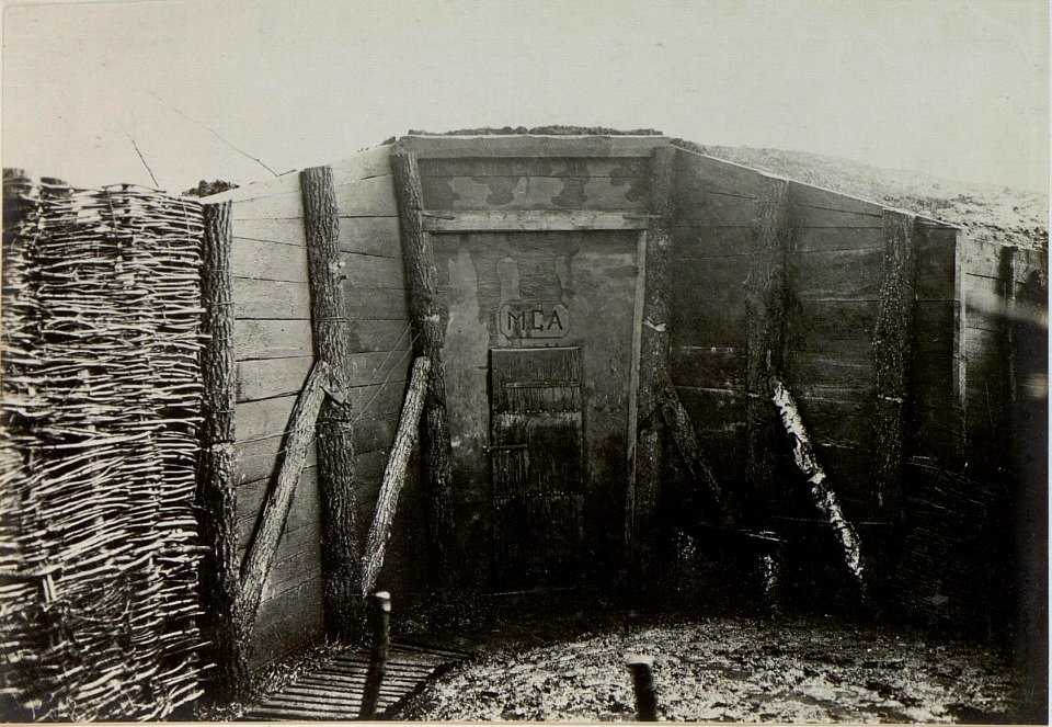 Zugang zu einem bombensicheren Maschinengewehrstand im Schützengraben (BildID 15441649)