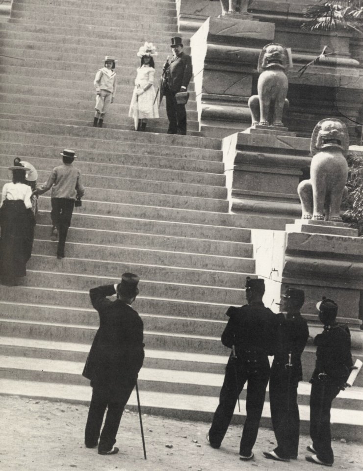 Zola, Francois Emile - Zola mit der »Jumelle Carpentier« und den Kindern auf der Treppe des indonesischen Pavillons während der Weltausstellung (Zeno Fotografie)