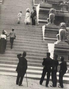 Zola, Francois Emile - Zola mit der »Jumelle Carpentier« und den Kindern auf der Treppe des indonesischen Pavillons während der Weltausstellung (Zeno Fotografie) photo