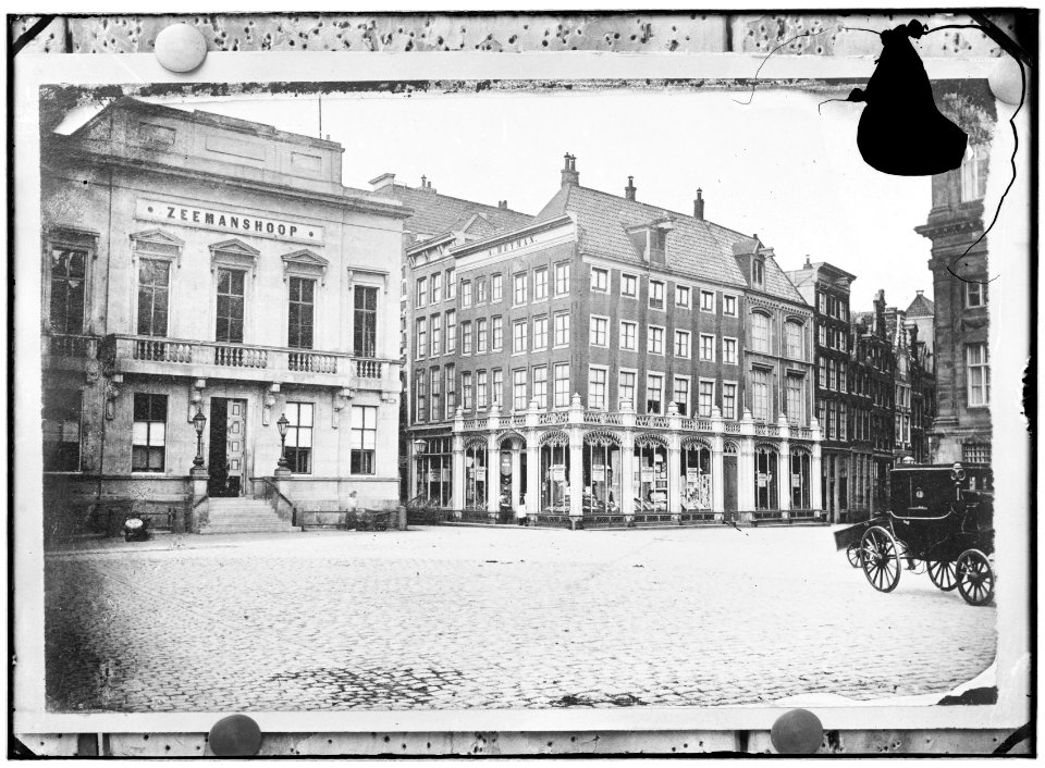 Zuidzijde van de Dam, gezien naar de ingang van de Kalverstraat