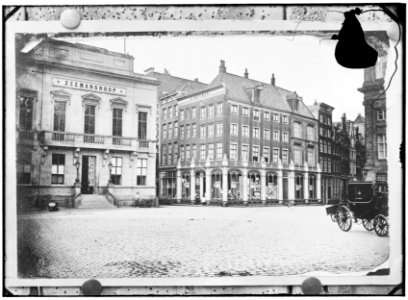 Zuidzijde van de Dam, gezien naar de ingang van de Kalverstraat