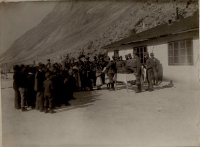 Zum Namensfest Sr.M.werden Kinder von Soca mit Brot beteilt. (BildID 15482804)