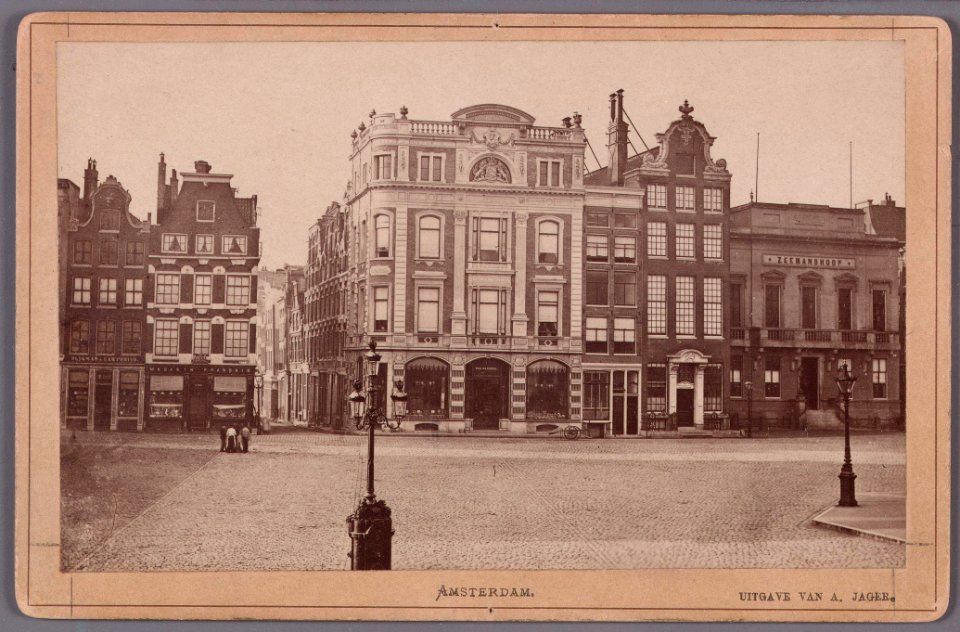 Zuidzijde van de Dam gezien naar de ingang van de in 1875 verbrede Beurssteeg, met links de panden Vijgendam 2-4 vrnl en 010005001229