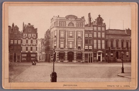 Zuidzijde van de Dam gezien naar de ingang van de in 1875 verbrede Beurssteeg, met links de panden Vijgendam 2-4 vrnl en 010005001229