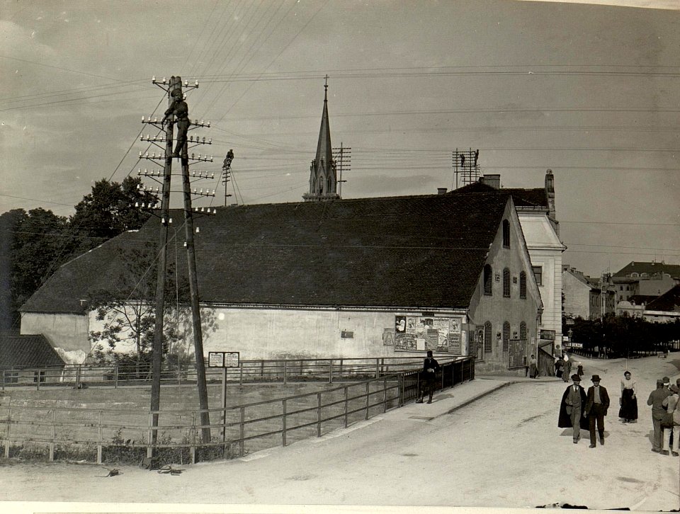 Zuspannung einer Telephonleitung auf ein Stadtnetz. Aufgenommen am 16. Juli 1916. (BildID 15477912)