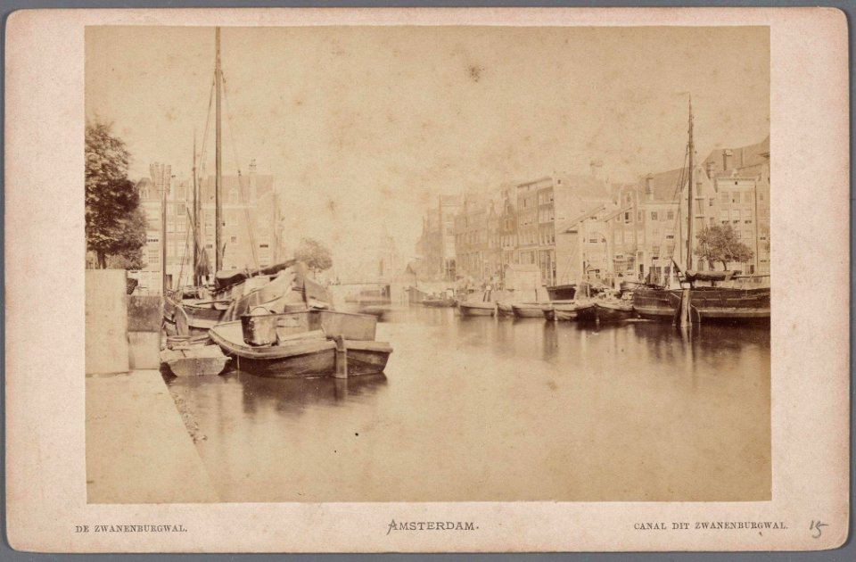 Zwanenburgwal gezien in noordelijke richting vanaf Brug 229 Rechts de Houtgracht later Waterlooplein en op de achterg 010005000526