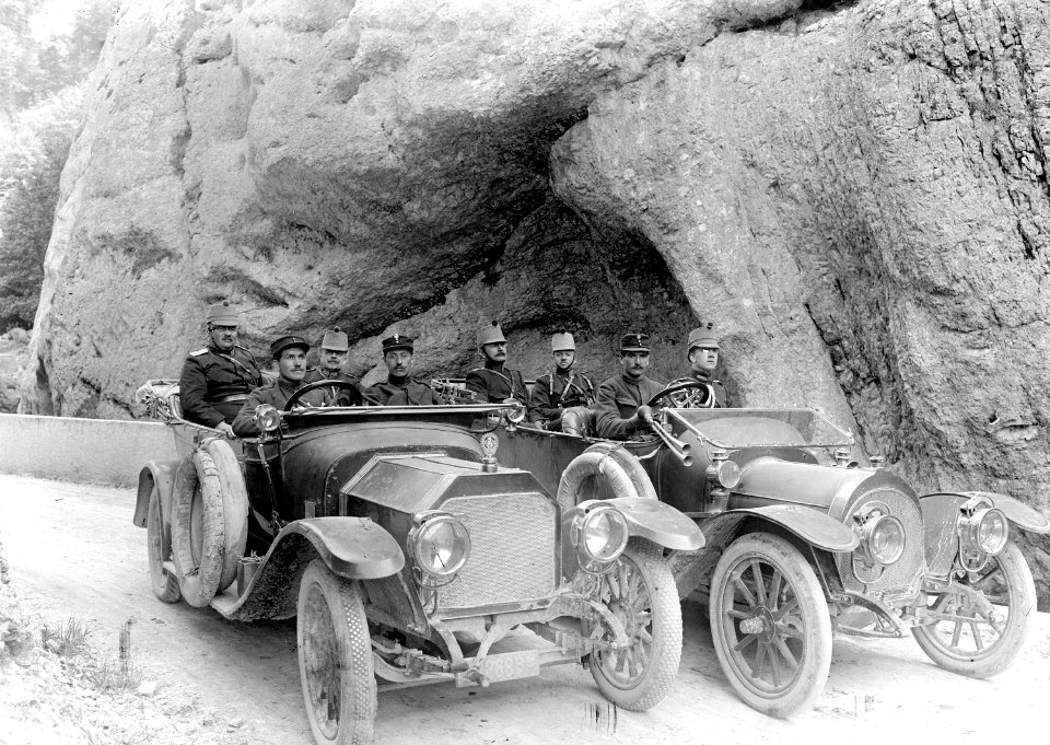 Zwei Automobile mit Offizieren - CH-BAR - 3239620